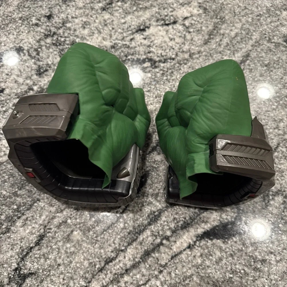 Marvel Hulk Hands‎ Fist Smash Avengers Labs Hasbro w/Sound & Lights Playmation